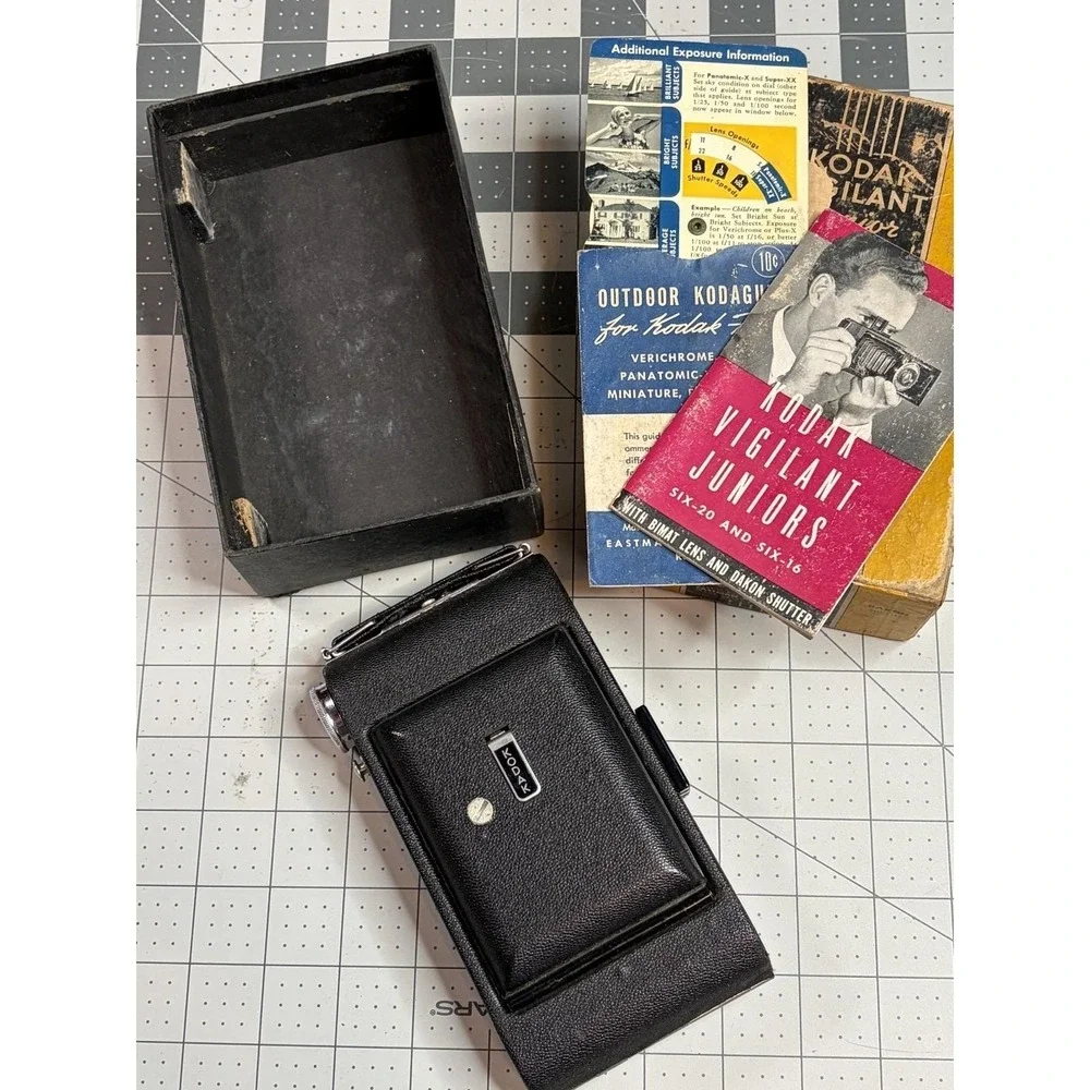 Vintage Kodak Vigilant Junior Six-20 Folding Camera Antique USA w/ Box & Booklet